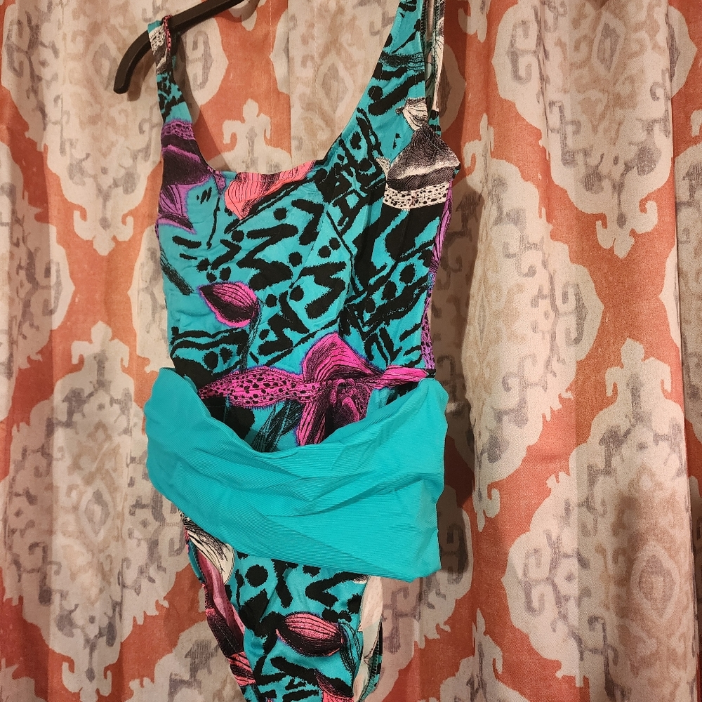 Vintage high cut one piece swimsuit! Size 10 - 90s!!